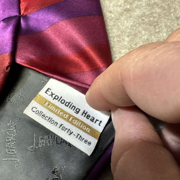 Jerry Garcia Exploding Hearts Collection 43 Silk Tie LIMITED EDITION Necktie - Picture 4 of 7